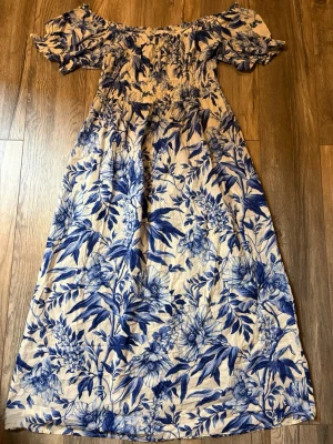 Blåvit offshoulder långklänning - Snygg långklänning med offshoulder.