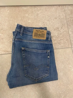 REPLAY JEANS - Hej! Säljer dessa jeans i storlek 31/32. De är varsamt använda och i mycket fint skick, 9/10. Hör gärna av dig vid minsta fråga eller om du vill ha fler bilder! 🙌 