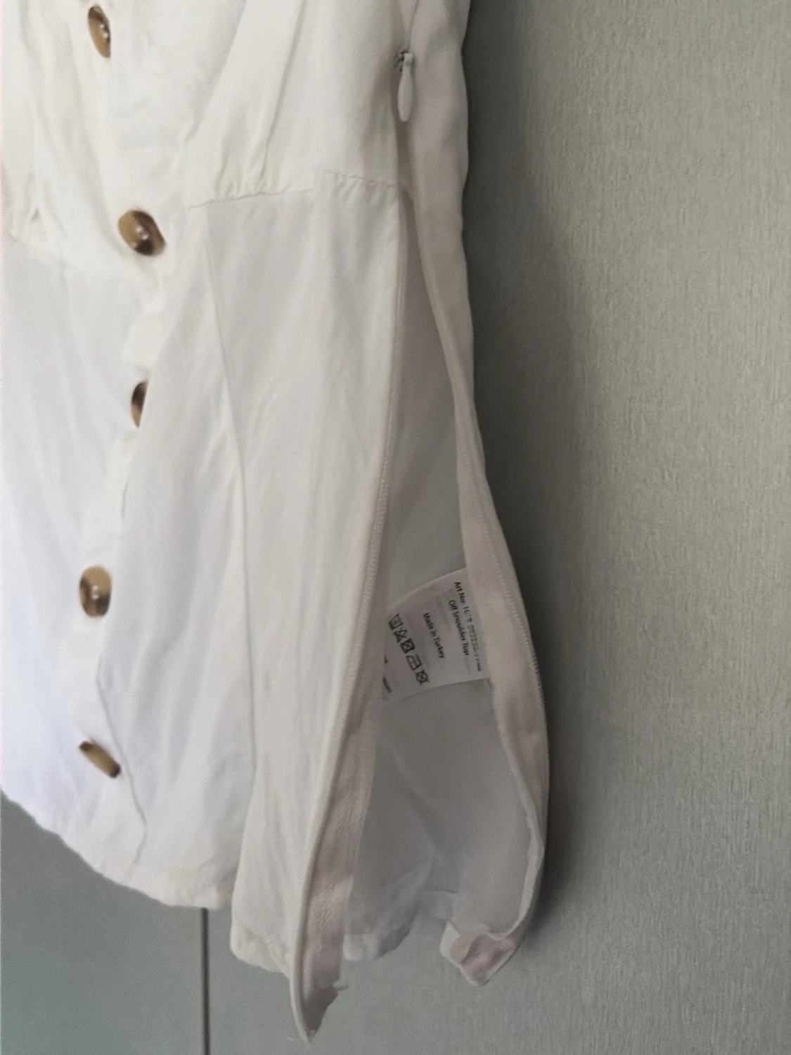 Vit blus med knappar från NA-KD - 2