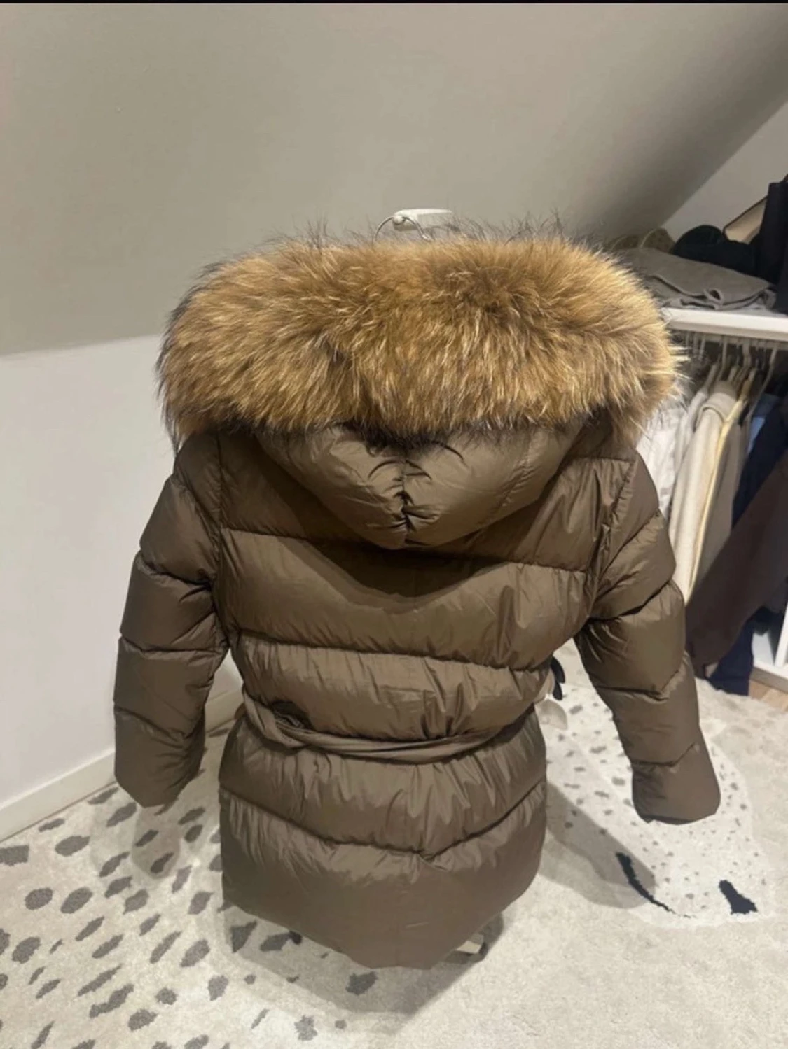 Brun dunjacka med fuskpäls och bälte - 1