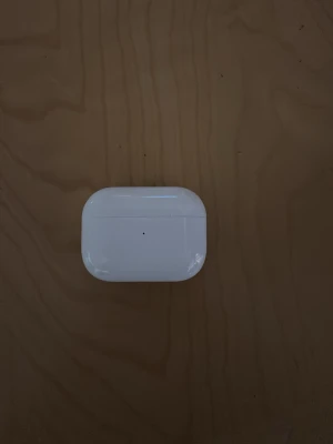 Apple AirPods Pro med laddningsetui - Säljer ett par  AirPods 4 laddningsetui. Snygg och  perfekta för trådlös musik och samtal, smidigt etui med LED-indikator och laddningsport undertill. Har tyvärr inte lådan 