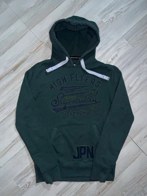 Mörkgrön superdry hoodie - Säljer denna mörkgröna hoodien i bra skick och bra pris, Längd:70 bredd:53cm 🤗Hör gärna av er vid funderingar samt snabbaffär🙌🏻