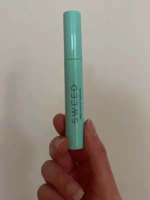Sweed Pro Lash Lift Mascara vitamin B5 - Använts 1 gång! Sweed Pro Lash Lift Mascara best säljare i en snygg turkos tub med svart text. Mascaran har en smal, rak borste som ger separerade och lyfta fransar. Perfekt för dig som vill ha en naturlig men definierad look. Förpackningen är i plast och känns modern och stilren.