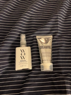 Color Wow produkter - 2 produkter från color wow. • Dream coat supernatural spray- 50ml • Dreaming advanced repair and resurfacing treatment- 50ml  Helt nya och oöppnade såklart. Bara att höra av sig vid frågor!  Kika gärna in mina andra annonser och gör gärna en Bundle, behöver bli av med allt så vi kan komma överens om ett bra paketpris🤗Går just nu att få fri frakt!