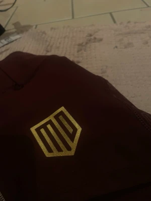 MAYA DELOREZ Ridbyxor - Nu säljer jag mina Maya Delorez ridbyxor eftersom de inte kommer till användning, då jag varken har schabrak, jackor eller tröjor som matchar till ridbyxorna! ☺️ • Färg: vinröda. • Storlek: XS. • Ålder: köpta för nästan exakt Ett år sedan. De är lite söndriga (se bilder) som de flesta maya delorez byxorna är, men ingenting som påverkar din ridning! De är så bekväma: mjuka och sköna att rida i! 🥰 Pris kan diskuteras. Tvättas innan köp.