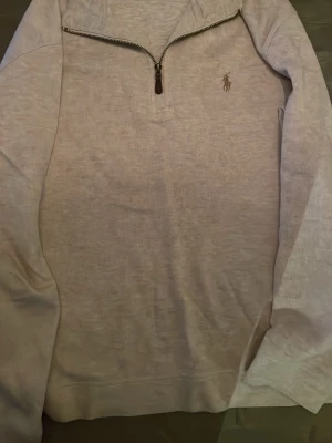 Ralph lauren tröja - En Ralph lauren quarter/half zip som fungerar till det mesta det är en väldigt speciell beige/sand färg som jag personligen tycker är sjukt snygg. Det är storlek L men passar även M. Inga skador och är i toppskick. Hör av er vid intresse😁Finns även fler liknande i profilen då jag har gjort en ut rensning av garderoben!