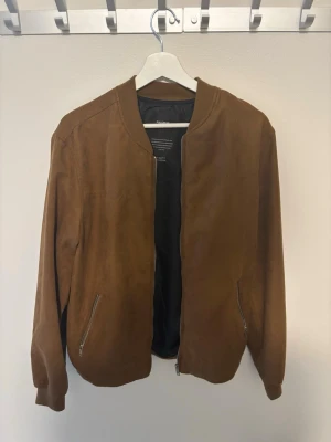 Jacka PULL & BEAR. - Jacka från PULL & BEAR i Strl M. 10/10 skick inga defekter.