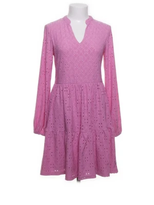 Rosa kort klänning med broderi - Söt rosa kortklänning med broderade detaljer och v-ringning. Klänningen har långärmade ärmar och volang i kjolen. Perfekt för vår och sommar, tillverkad i lätt bomullstyg.💞 kom privat för fler frågor !PRIS KAN DISKUTERAS!