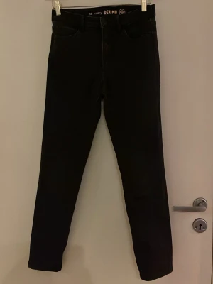 Svarta skinny jeans från Only - Säljer ett par svarta skinny jeans från Only med hög midja och klassisk femficksdesign. Jeansen har smal passform och är tillverkade i stretchigt denimtyg för extra komfort. Perfekta till alla dina outfits!