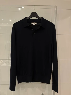 Pike tröja - Säljer nu en piké tröja med krage i 100% Ull. Tröjan är i mycket bra skick då endast använd fåtal gånger. Tröjan är ifrån märkte cos