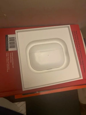 Apple AirPods Pro med laddningsetui - Säljer ett par vita Apple AirPods Pro med trådlöst laddningsetui. Vänster hörlur saknas, men den högra fungerar utmärkt och är helt original.