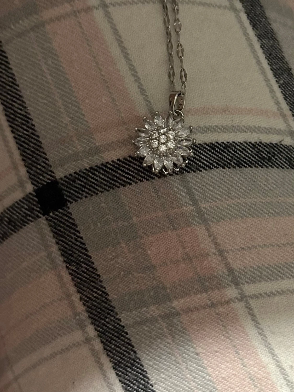 Silverfärgat halsband med blomma som kan snurra  - 1