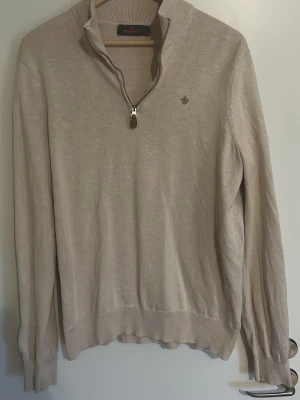 Beige halvzip-tröja från Morris - Beige quarterzip från Morris. Nypris 1200kr. Storlek medium