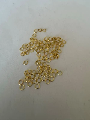 100st hopringar guldiga 5mm - Säljer av material som jag använt för att göra smycken. Har 2025 tillverkat och sålt smycken för över 50.000kr så är något folk uppskattar (om man håller låga priser) . Nu har jag dock tappat intresset så säljer av allt jag har. Kolla gärna in andra annonser   I denna annons hittar du hopringar för smyckestillverkning 