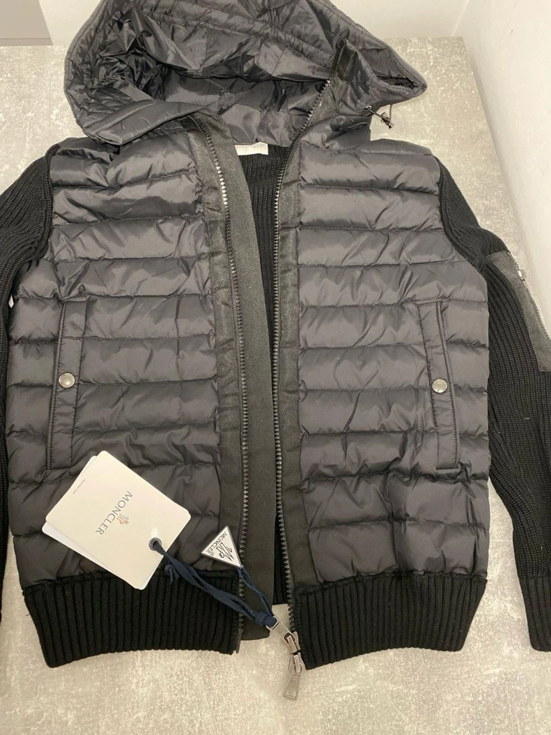 Svart dunväst med huva från Moncler