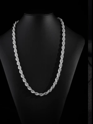 Cordell halsband 8 mm / 65cm - Säljer ett äkta silver stilrent halsband med tvinnad kedja som ger en chunky och modern look. Halsbandet har en glänsande finish och passar perfekt för dig som vill ha ett statement-smycke. Inget synligt märke på halsbandet. Köpt för 6000kr och säljer för 5000kr men pris kan diskuteras