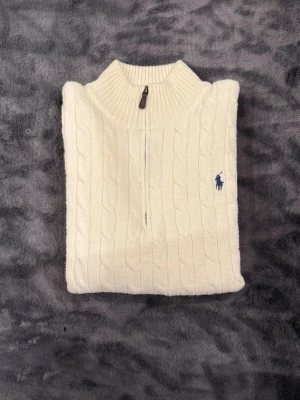 Vit kabelstickad tröja Polo Ralph Lauren - Hej, säljer nu denna polo Halvzip tröjan. Jättefint skick, använd endast fåtals gånger. Storlek XS, men passar S. Kontakta gärna vid frågor. Mvh 