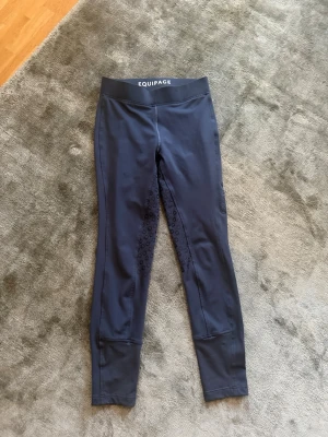 Equipage ridtights - EQUITAGE ridtights i mörkblått med helskoning. Använda en gång sedan tvättade en gång. Nypris 599kr/mitt pris 150kr