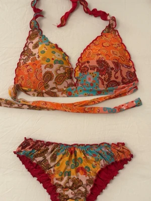 Calzedonia bikini sett - Endast testad och tvättad. En modell som har gått ut ur sortiment. Säljer båda delar för 500. Skulle säga att toppen är C kupa men vet ej och underdel S men är väldigt stretchig. 