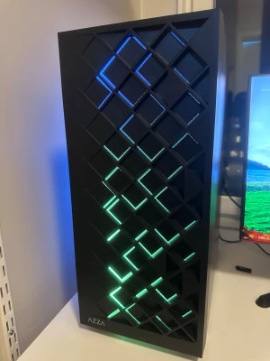 Gaming dator  - Säljer min gaming dator pga tidsbrist. Nyskick bra dator. Spelat csgo2, Fortnite nya battlefield utan några krångligheter. Tyvärr så har jag inte tid och spela.   AMD Ryzen 5 5500 3.6 GHz utrustad med 6 kärnor och 12 trådar.  32 gb DDR4 Kingston FURY beast  moderkort ASUS PRIME, Grafikort GeForce RTX 4060 8Gb. Lagring kingston 1 TB.  3 inbyggda fläktar och en processor kylning.    Är inte intresserad av ps5, byte då jag inte har ingen intresse och tid.