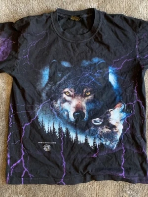 Svart t-shirt med vargmotiv - Cool oversized varg t-shirt⚡️ ser nyinköpt ut 