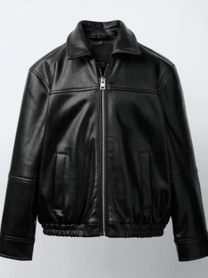 Svart skinnjacka från Zara - Jättefin svart skinnjacka från Zara, tyvärr för stor på mig därför aldrig använd. Priset kan diskuteras🌟