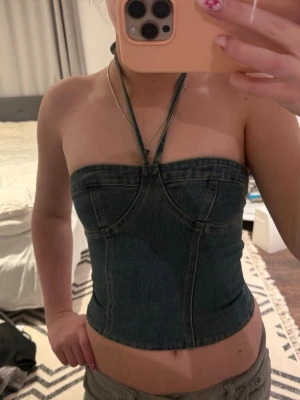 Jeans topp från Edikted  - Så snygg jeans topp från Edikted med lappen fortfarande kvar, säljer pga att den tyvärr var för liten ! Storlek xs, relativt liten i storleken! 💕💕 nypris kring 400kr