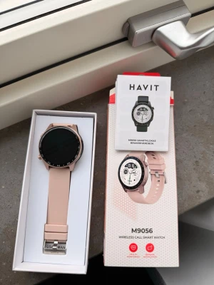 Smartwatch - Från märket HAVIT. Helt nyköpt, endast testad för att se att den funkar (vilket den gör). Jättefin ljusrosa färg och den perfekta storleken på en klocka. Köpt för ca 1000kr från Webbhallen. Klockan har massa bra funktioner som man kan se på några av bilderna. Kom privat för fler eventuella frågor💗