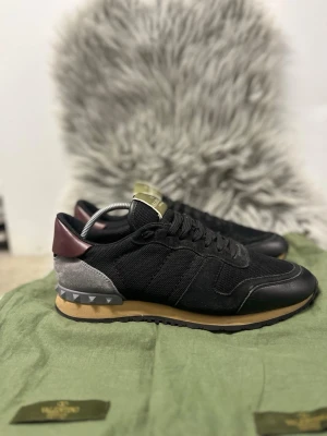 Valentino Rockrunner skor - Valentino rockrunners skor Storlek:43 Pris 1999kr. 1 Dustbag tillkommer. Skick: 9,1/10. Etc. Priset ej hugget i sten