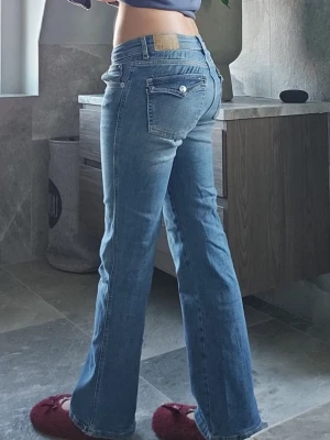 90s bootcut jeans med fickor - Säljer ett par klassiska blå bootcut jeans från Lager 157. Jeansen har normal midja och längd. Tillverkade i slitstark denim. Köptes för 400 kr, säljer för 199 kr