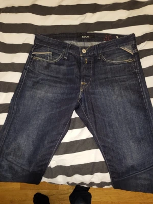 Mörkblå jeans från Replay - Fint skick storlek w30 L32