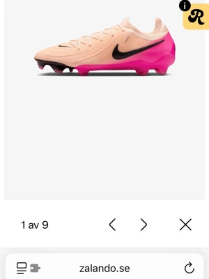 Nike Phantom rosa fotbollsskor - Säljer dessa jättefina fotbollskor då de inte passar mig. Dom är använda max 3 gånger och är i jättebra skick. De är till för konstgräs och är i storlek 40. Jag köpte de på Nikes egna hemsida!
