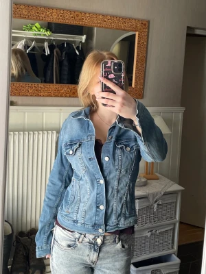 Jeansjacka🦋💕🐾 - Fin mysig, mjuk jeansjacka i färgen blå. Har använts några fåtal gånger, men annars har den bara legat i garderoben. Perfekt för härliga promisar.🦋💕🐾