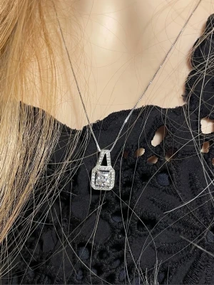 Isabella Löwengrip halsband i 925 Sterling Silver med CZ - Halsband i 925 sterling silver med CZ från Isabella Löwengrip i nyskick. Elegant halsband med en större CZ omgiven av mindre gnistrande stenar.   