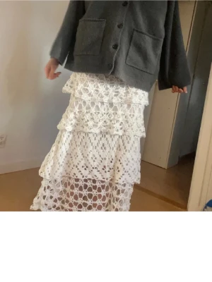 Vit långkjol med volanger och spets - Jag använder en säkerhetsnål där bak så att den sitter tajtare, så den passar nog storlekar S-L!🩷😍🔥Inga skavanker.