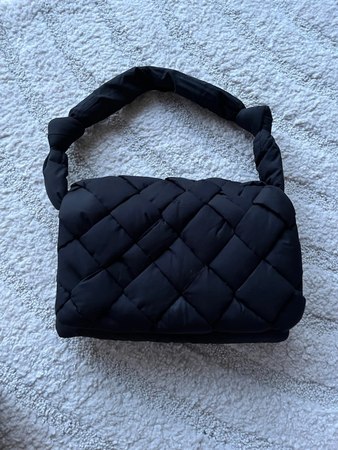 Svart quiltad handväska med knut
