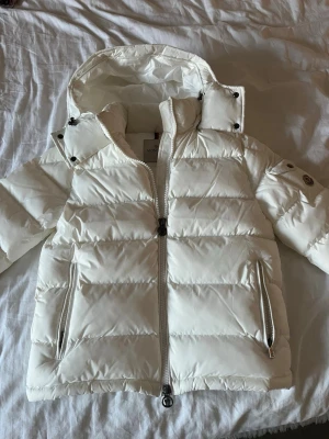 MONCLER JACKA vit - Fick i present men är inte min stil därav säljer jag den. Jackan är ny, använd endast en gång. Jackan är storlek 1 passar  XS-S