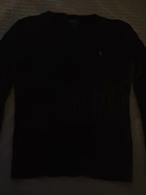 Ralph Lauren tröja  - Säljer denna tröja från Ralph lauren, för kommer tyvärr inte till användning. Använt en gång, kan sälja för 250 kr. Storlek är 12-14 är, så typ Xs!