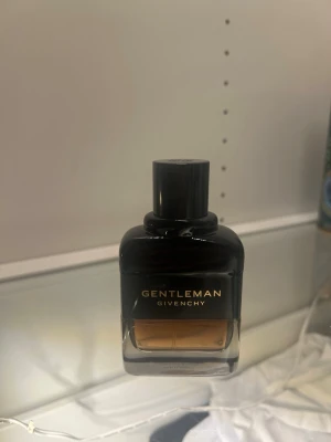 Givenchy gentleman privee - Säljer pga rensning i kollektion 50/60ml kvar Hör av er vid funderingar 😊