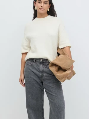 Gina Tricot stickad kortärmad! Storlek XS/S - Säljer denna jättesöta kortärmade tröjan! Säljer billigt då den ej kommer till användning o ja vill bli av me den. Använd 1 gång, mycket fint skick. Gosig, söt tröja. Perfekt till våren, sena sommarkvällar men oxå vintern o hösten!! Jättebra plagg till skolan, vardagen❣️strl XS/S🥰