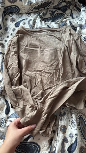 Beige långärmad topp från LAGER157 - En basic beige långärmad topp från LST i mjuk bomull. Perfekt att styla med jeans eller kjol för en enkel och clean look. Rund halsringning och normal passform.
