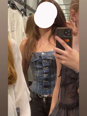 ZARA jeans topp  - Super söt populär Zara tub topp, kommer tyvärr inte till andväning. Perfekt nu inför våren och sommarn!