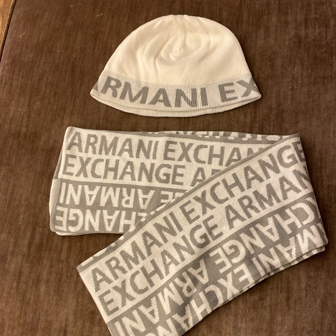 Armani Exchange set mössa och halsduk