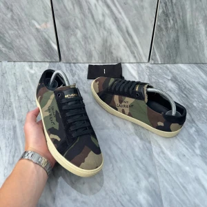 Saint Laurent skor - ANVÄNDA FÅTAL GÅNGER | Saint Laurent sneakers | Sitter 0,5 storlek större | Nypris: 6499 kr | Ingår: endast skorna | Frakt spårbart via Postnord eller Instabox, där köparen betalar | Tveka inte att höra av dig vid frågor📩