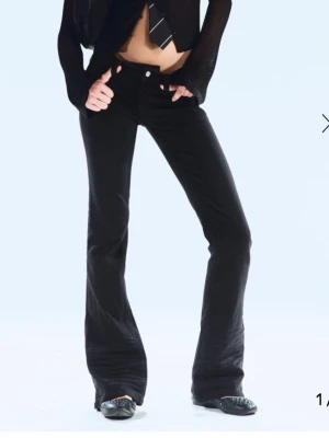 Svarta cheap monday jeans - Säljer ett par svarta cheap monday jeans som ej kommer till användning. De är i väldigt fint skicka och har inga defekter. Jag har sprättat bort lappen som sitter på baksidan av byxorna.                 Storlek 26/32