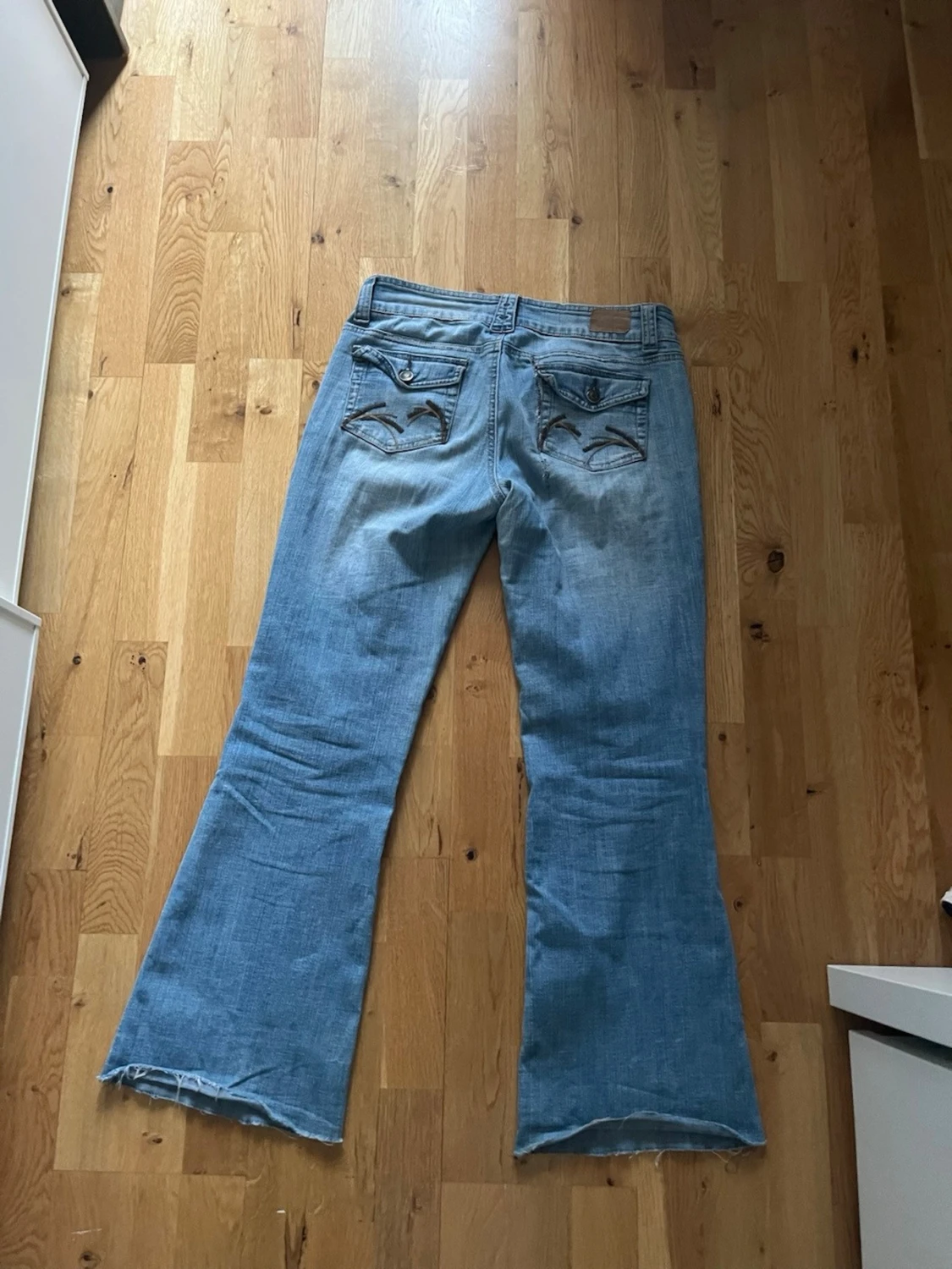 Ljusblå bootcut jeans med fickdetaljer