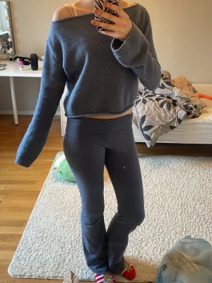 Blå stickad tröja från Monki - Mysig blå stickad tröja från Monki i storlek S. Tröjan har en enkel och avslappnad passform med långa ärmar och mjukt material som känns skönt mot huden. Perfekt för lager-på-lager och chill dagar.