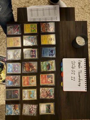 Samling Pokémonkort i plastfickor - Säljer en samling Pokémonkort med olika motiv och färger, flera av dem är holografiska och ligger i skyddande plastfickor. Blandade typer och generationer, vissa med unika illustrationer och specialeffekter. Perfekt för samlare eller Pokémon-fans. Skriv privat för pris