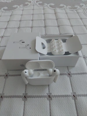 Apple AirPods Pro med laddningsetui - Säljer ett par vita Apple AirPods Pro med trådlöst laddningsetui och extra silikonpluggar i olika storlekar. Hörlurarna har en stilren och kompakt design i blank plast och levereras i originalförpackning. Perfekta för musik, samtal och träning.