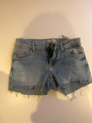 Ljusblå jeansshorts ONLY - Ljusblå  jeansshorts inte använda mkt fina p sommar